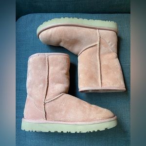 Uggs pink short. Women’s size 8. Excellent condition!